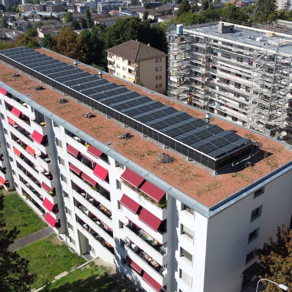 Installation Panneaux Solaires Photovoltaïques Toit Bâtiment Constructeur Lausanne