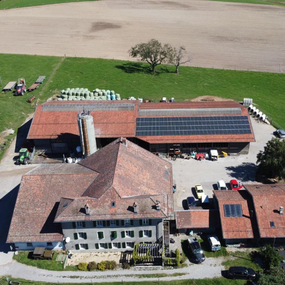 Panneaux photovoltaïques exploitation agricole Lausanne