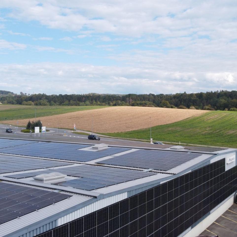 Panneaux solaires photovoltaïques toit hangar Vaud