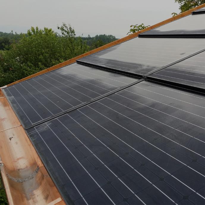 Panneaux photovoltaïques intégrés toit maison