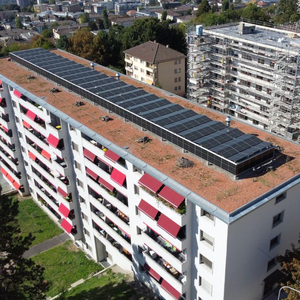 Panneaux solaires sur toit bâtiment Lausanne